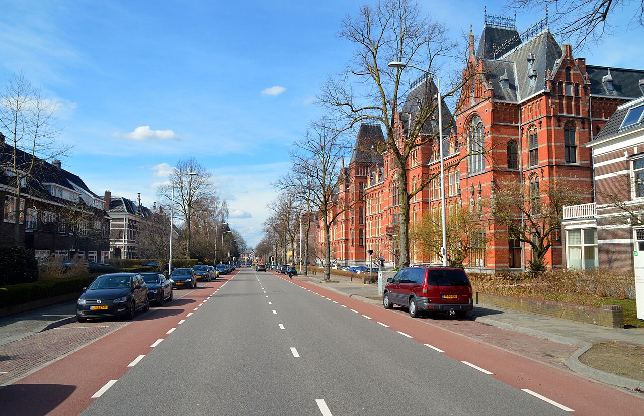 Het fraaie oude gebouw van het Canisiuscollege aan de Berg en Dalseweg